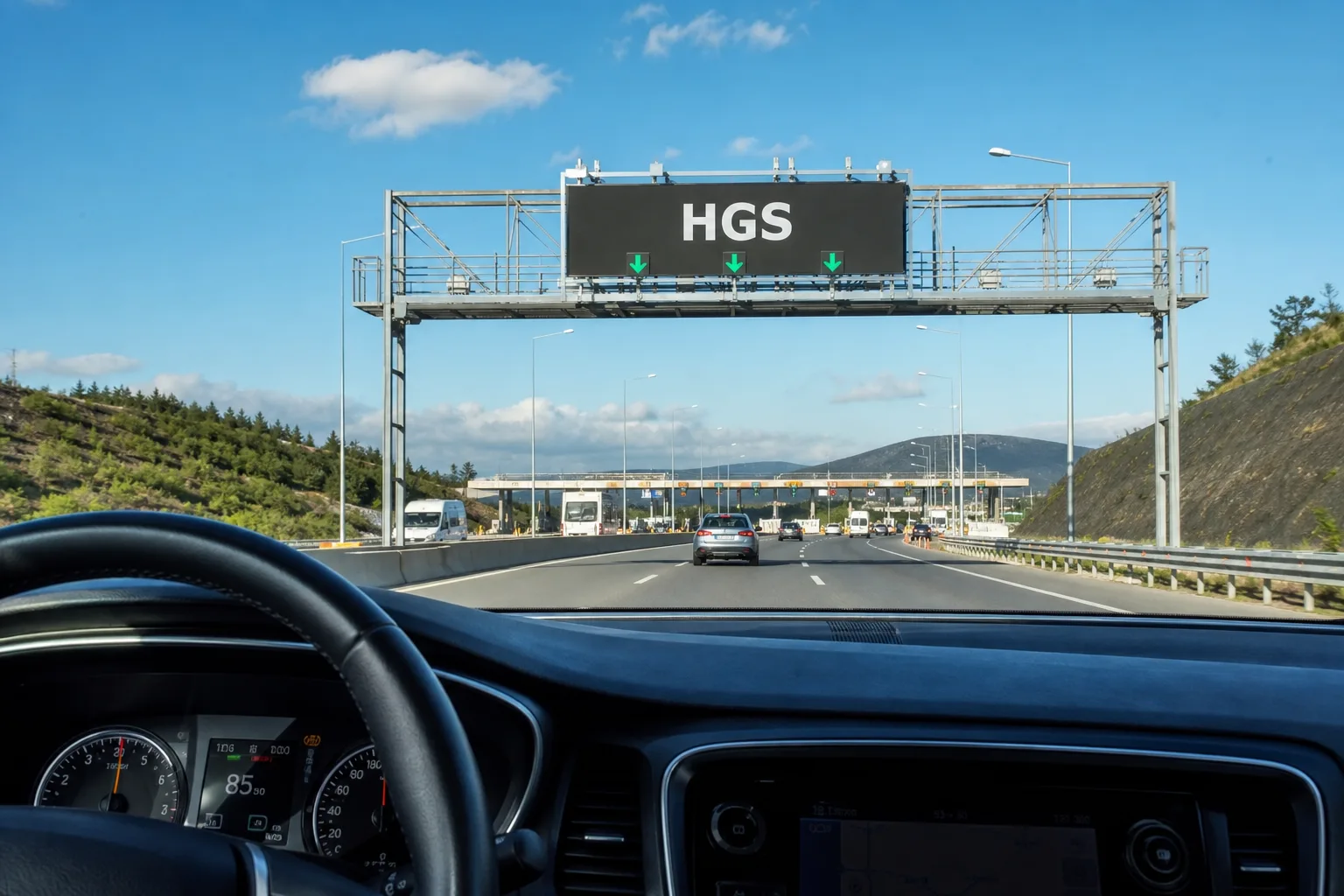 Blick durch eine Windschutzscheibe ohne Vignette auf ein HGS-Mautportal einer türkischen Autobahn – in der Türkei gibt es keine Vignette, sondern HGS.