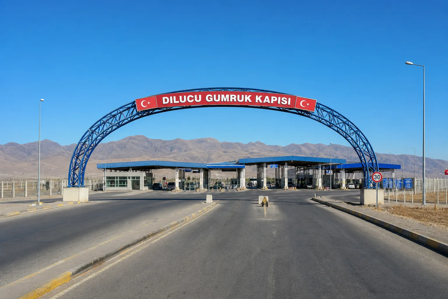 Düz Iğdır ovasında mavi çelik kemeriyle Dilucu Gümrük Kapısı; Nahçıvan yönüne uzanan sınır geçişi.
