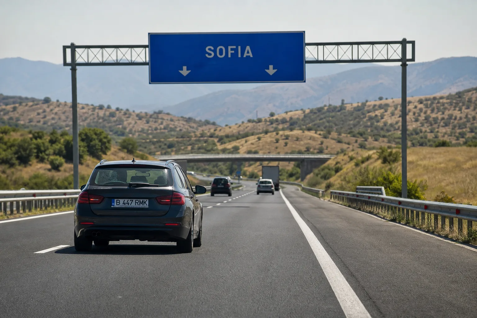 Autostradă din Bulgaria cu indicator spre Sofia și o mașină cu numere românești pe banda din dreapta.
